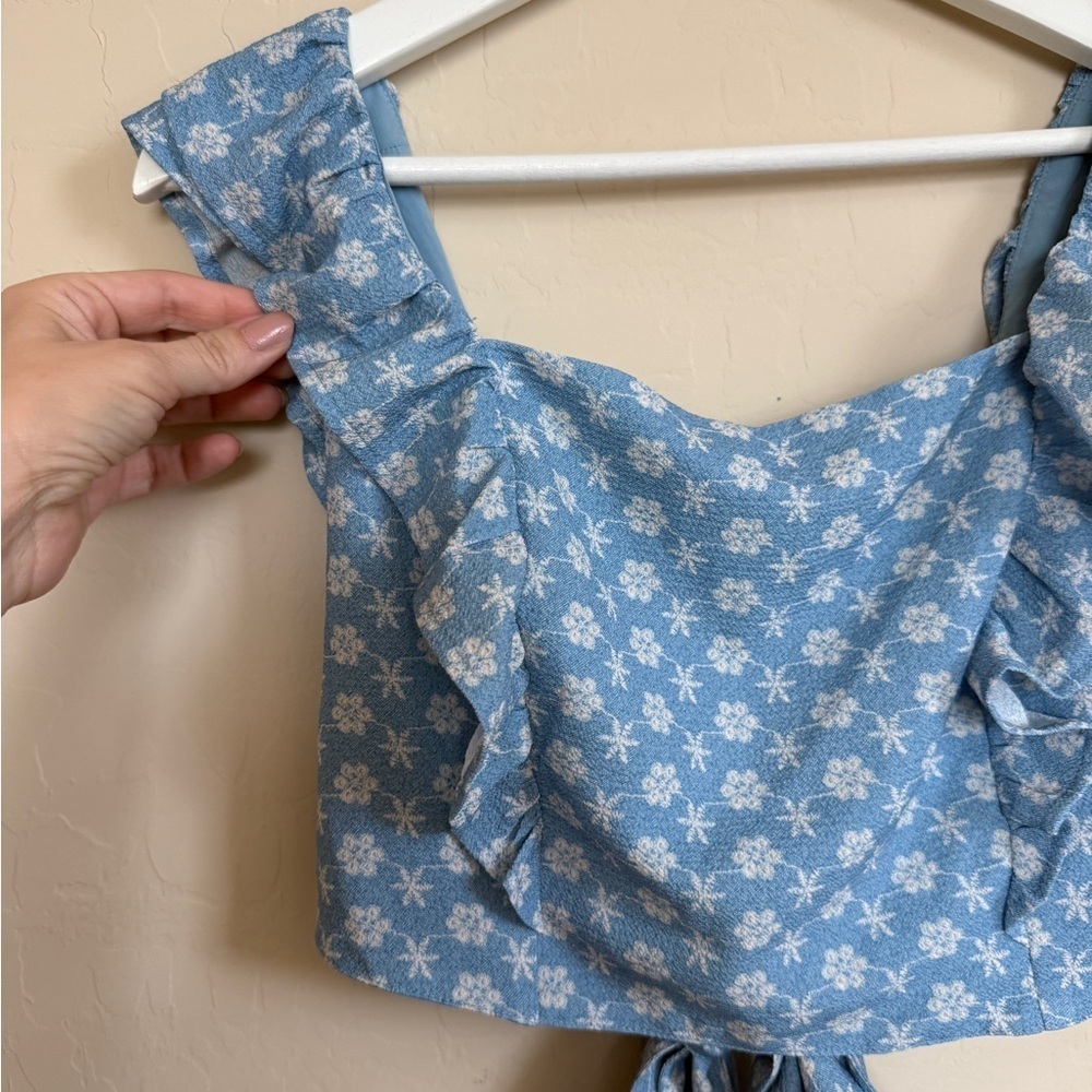 BCBGeneration Tie Back Ruffle Sleeveless Crop Top Floral Powder Blue Floral M - Picture 2 of 8